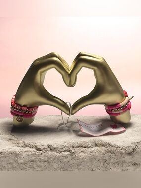 NWT, Bella Lux Gold Heart Hands Figurine